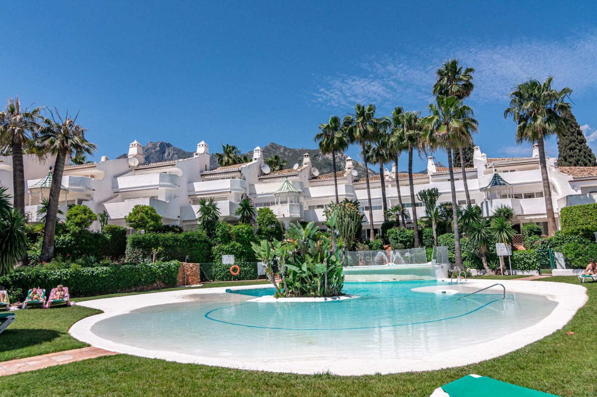3 Townhouse With Private Garden In